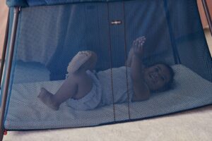 BabyBjorn Travel Crib Light & Fitted Sheet Bundle